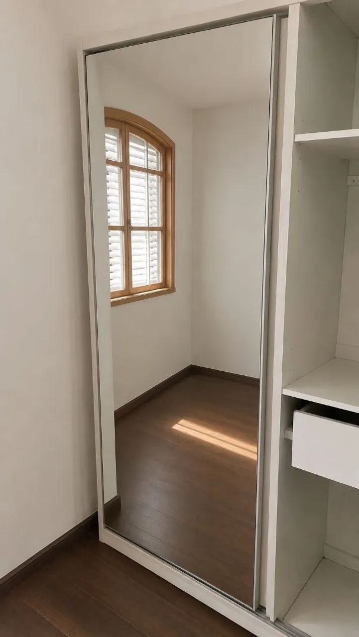 Guarda-roupa grande com portas de correr e espelho ? ótimo espaço interno.
