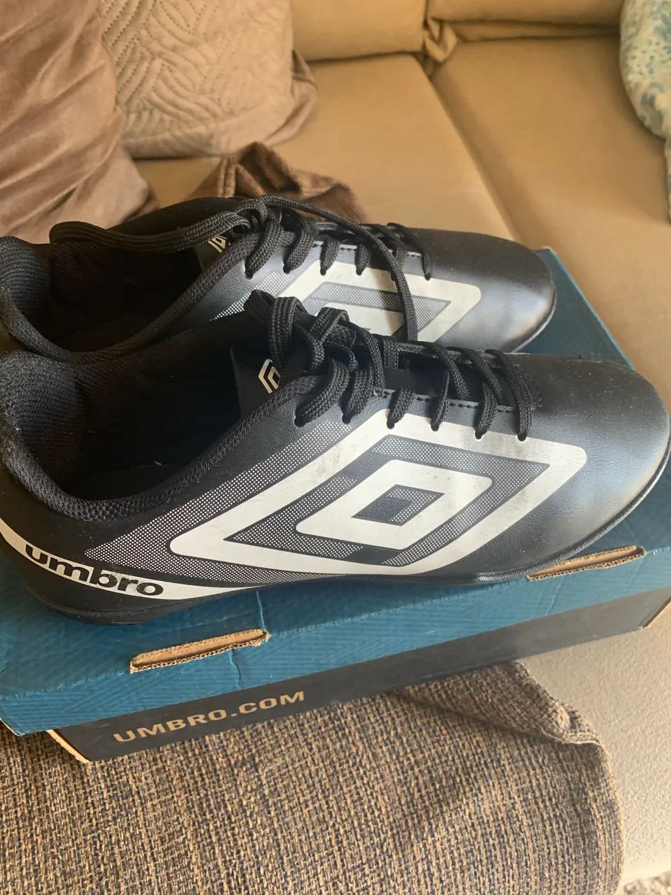 Chuteira Umbro Preta
