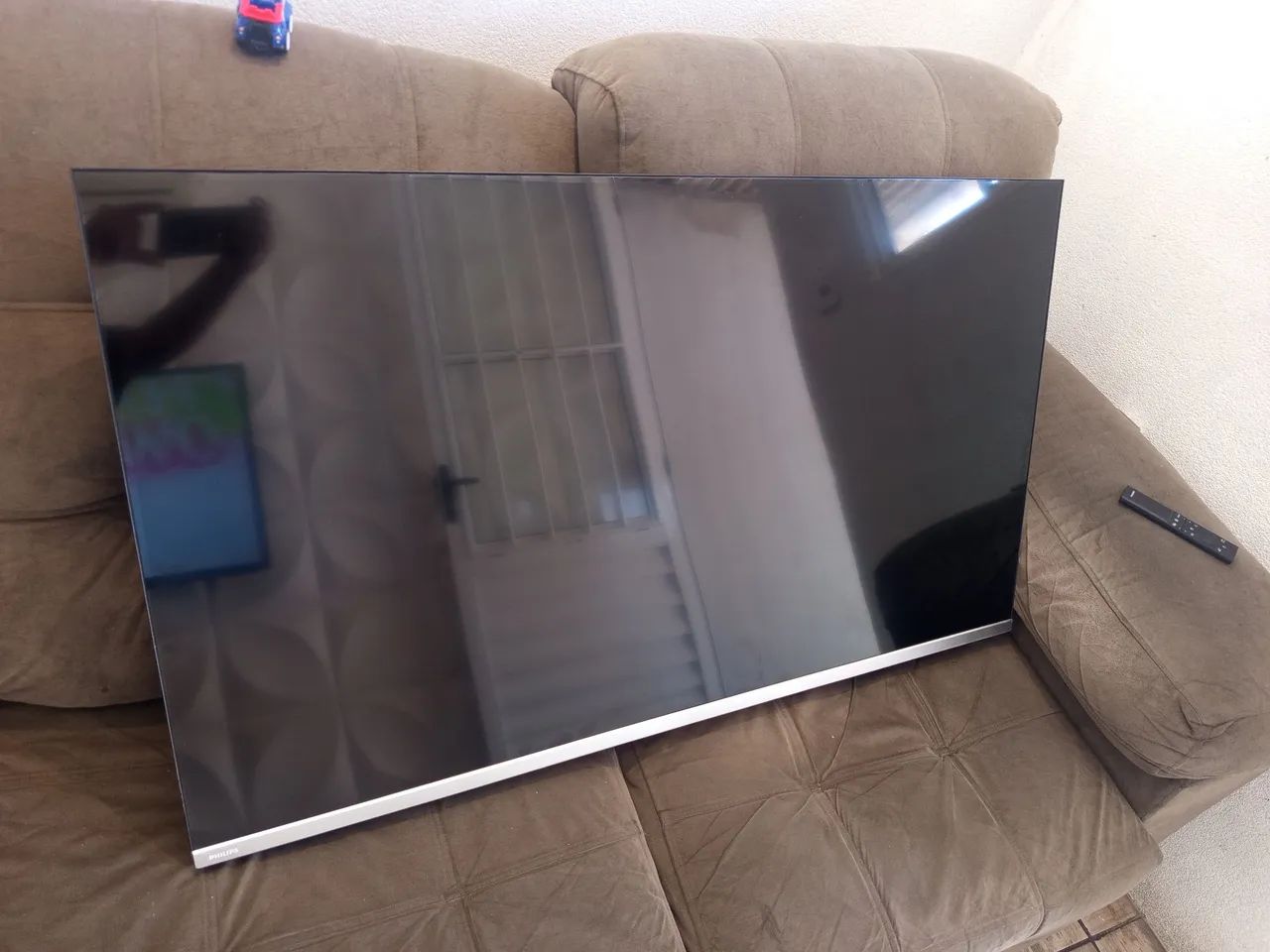 Vendo TV lê o anúncio  - Foto 4