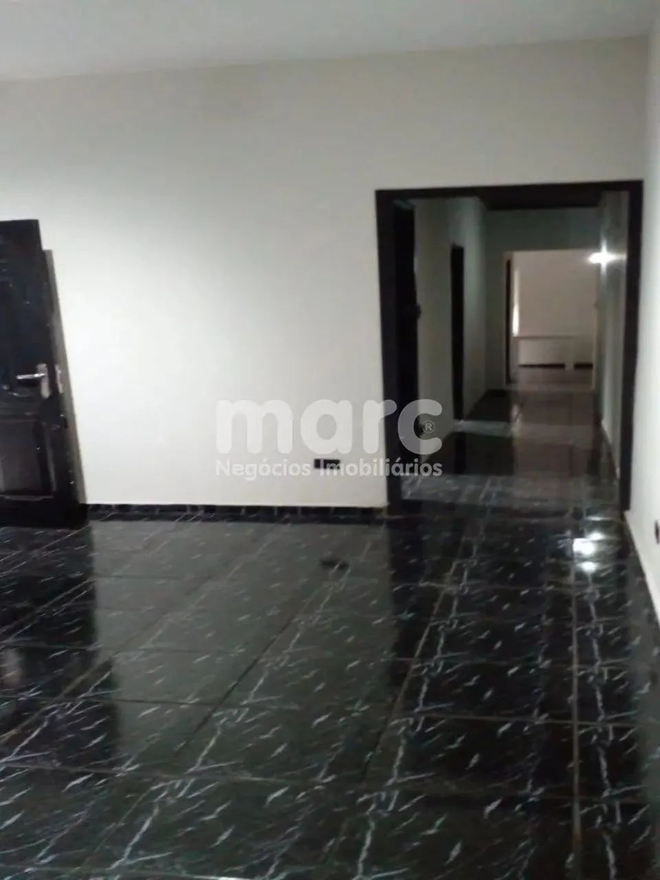 CASA COMERCIAL NO PARAISO COM SALAS , QUINTAL E 2 VAGAS PARA LOCAÇÃO