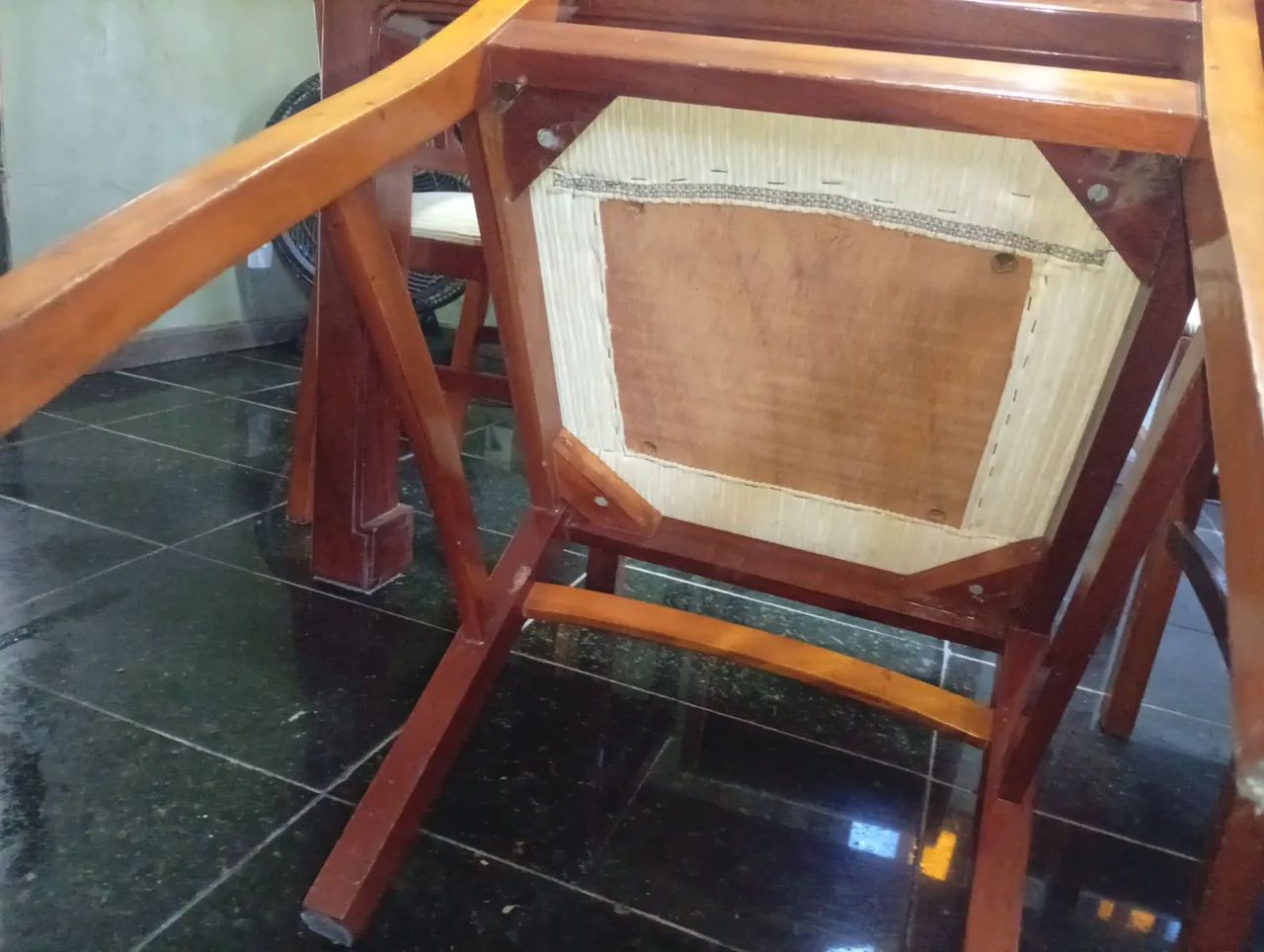 Mesa retangular tampo de vidro com seis cadeiras 
