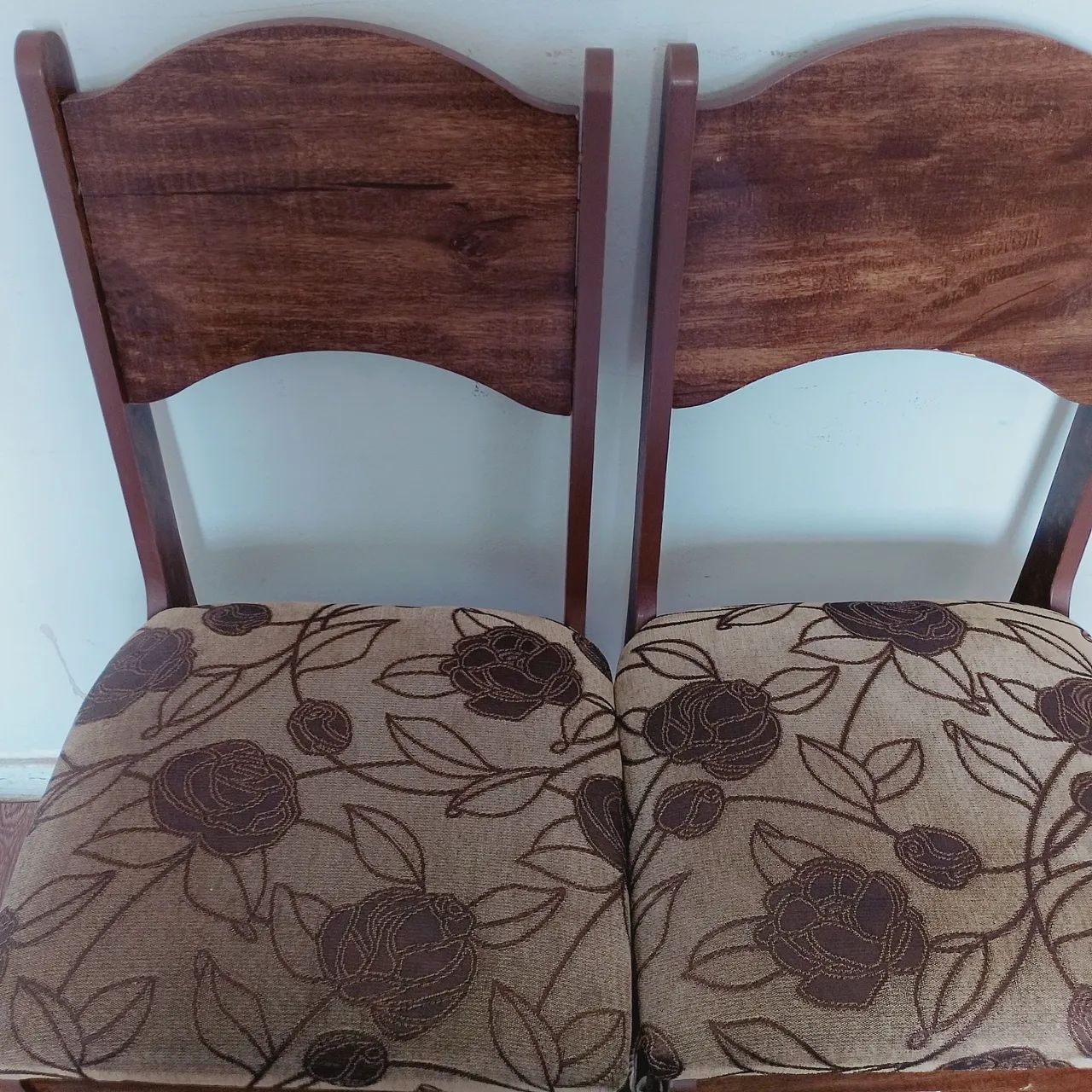 Vendo mesa com 4 cadeiras 