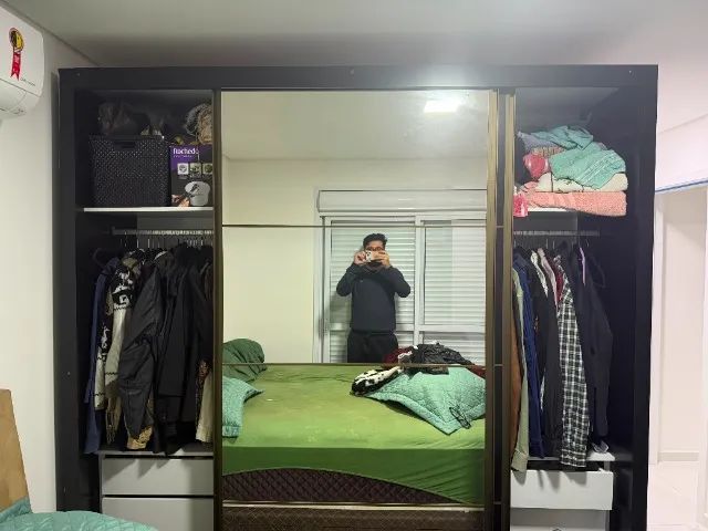 Guarda Roupas - 2m20 x 2m35 - com espelho com 2 cabideiros e gavetas - usado - Foto 2