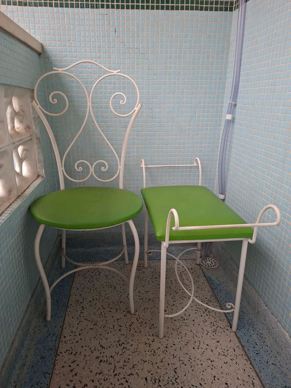 Conjunto 2 cadeiras de ferro trabalhadas com assento verde. - Foto 2