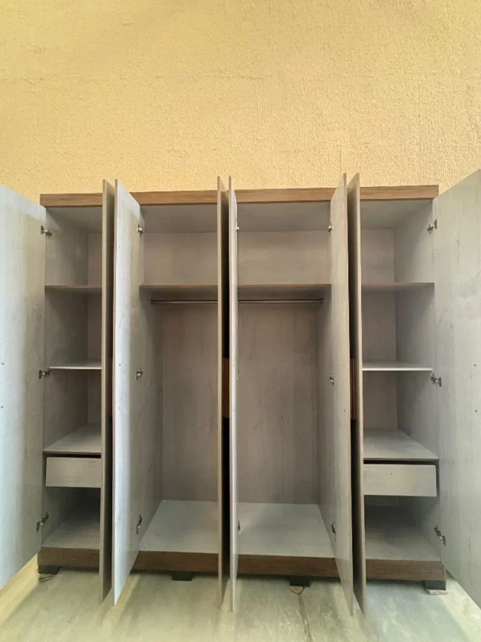 Mais Espaço e Praticidade com o Guarda-Roupa Petrópolis 8 Portas e 2 Gavetas Montado Sem C - Foto 6