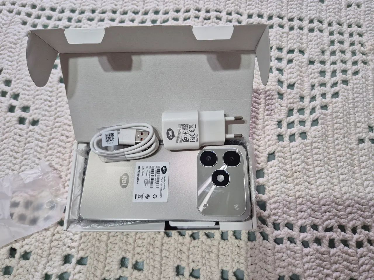 Vendo um celular, zerado, nunca usadona caixa. - Foto 2
