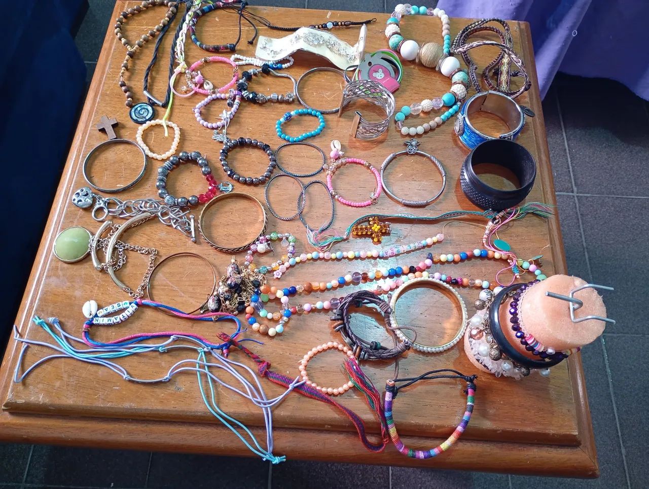 Pulseiras e colares 55 peças  - Foto 4