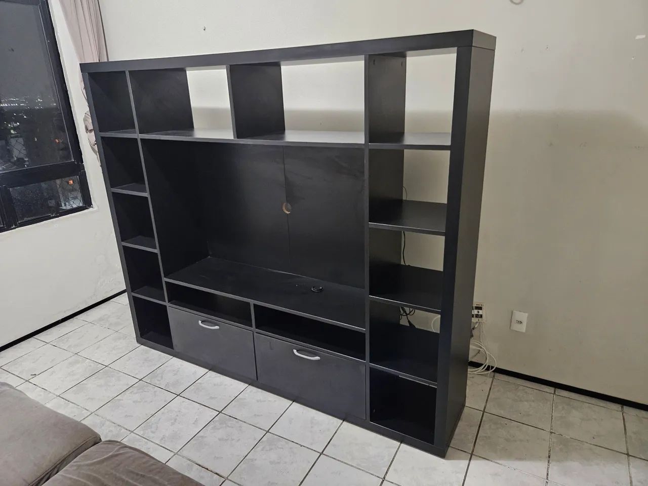 Estante modular preta com espaço para TV