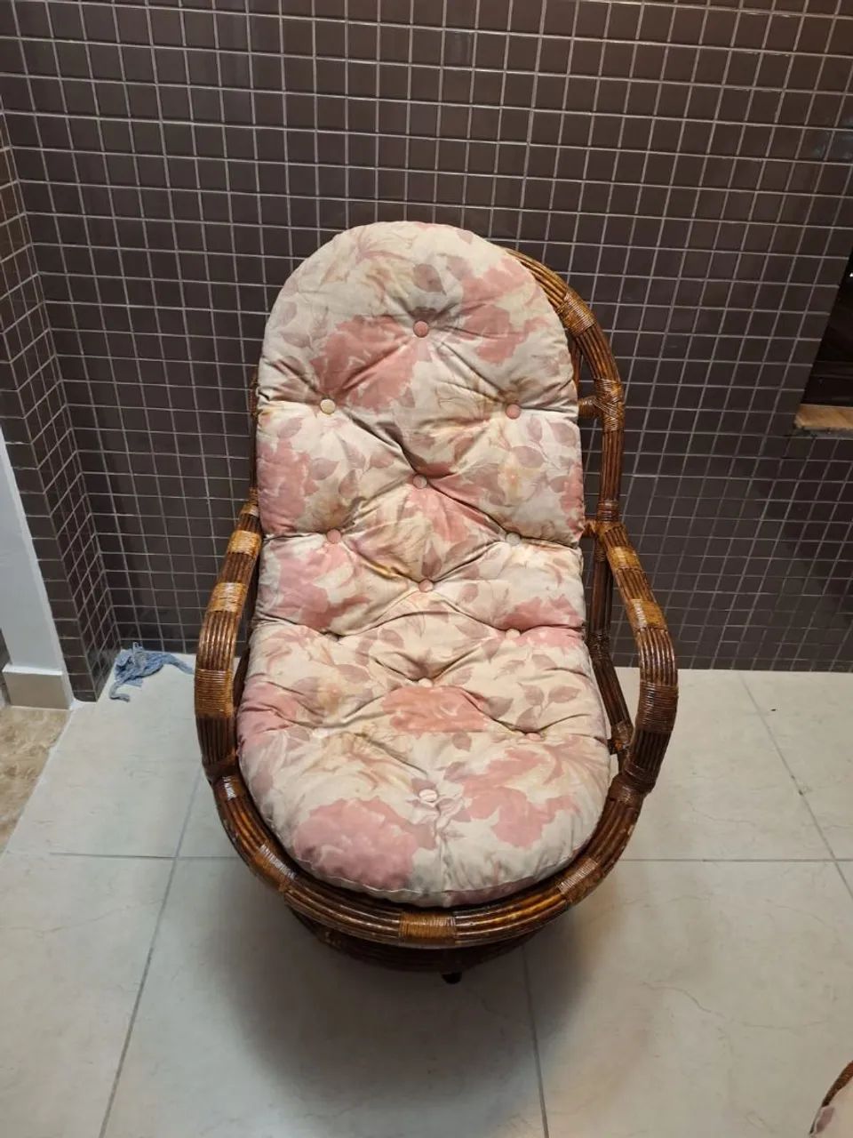 Vendo 3 cadeiras ornamentais  e 1 Centro  de bambu seminovos - Foto 3