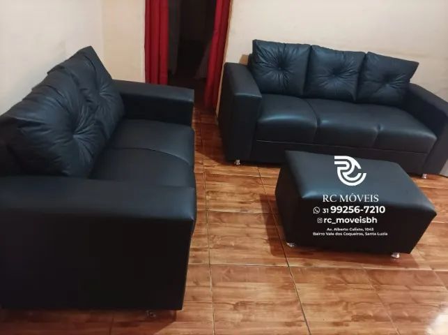 Sofá 3 e dois lugares com Puff Couro Sintético D33 Direto da Fábrica - Foto 4