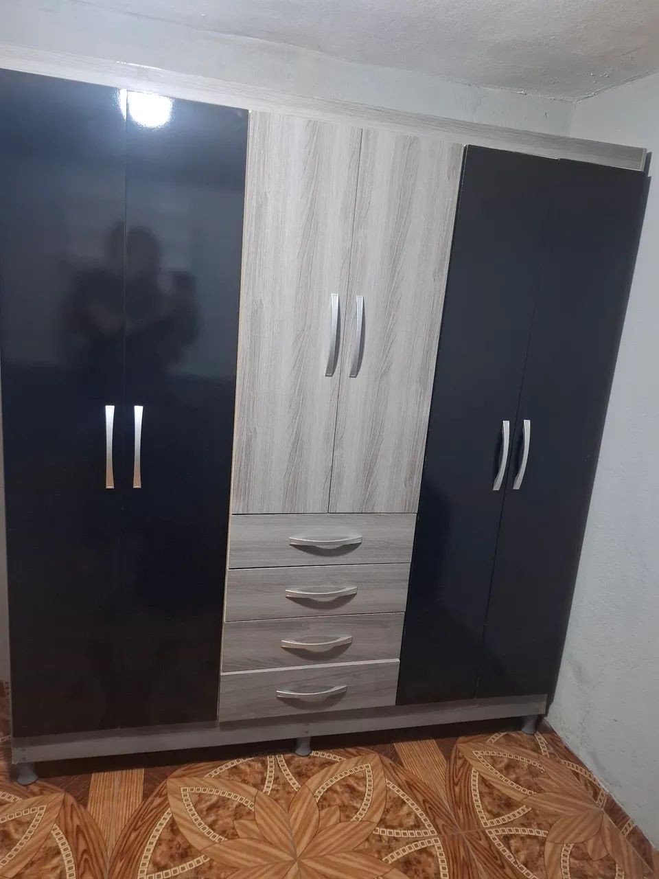 GUARDA ROUPA E SOFÁ 