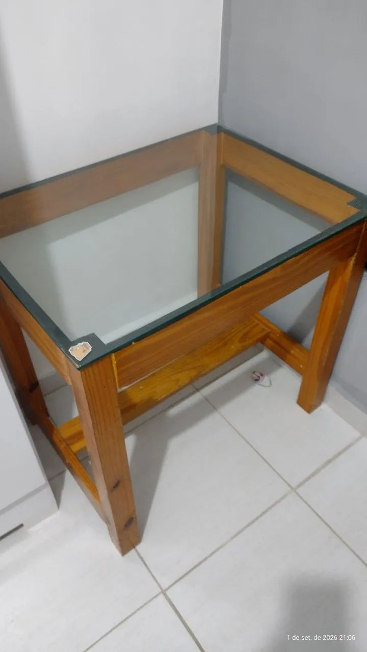 Mesa Cerejeira com tampo de vidro temperado