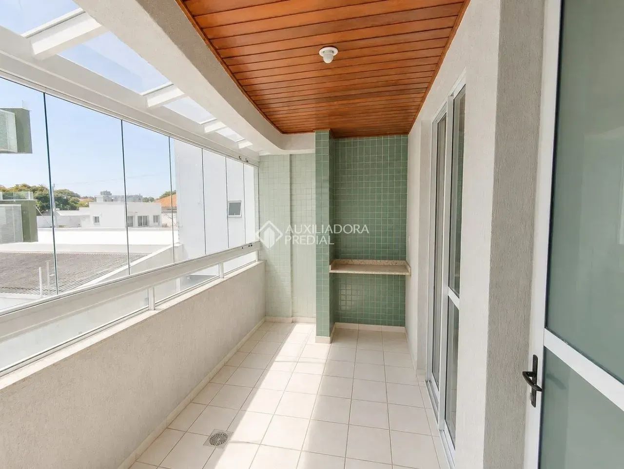 Apartamento com 2 Quartos (1 Suíte), Vaga de Garagem e Hobby Box no Bom Abrigo - Florianóp - Foto 2