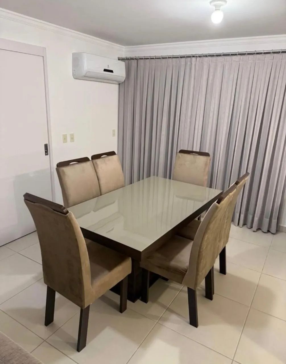 Mesa de Jantar retangular com 6 cadeiras