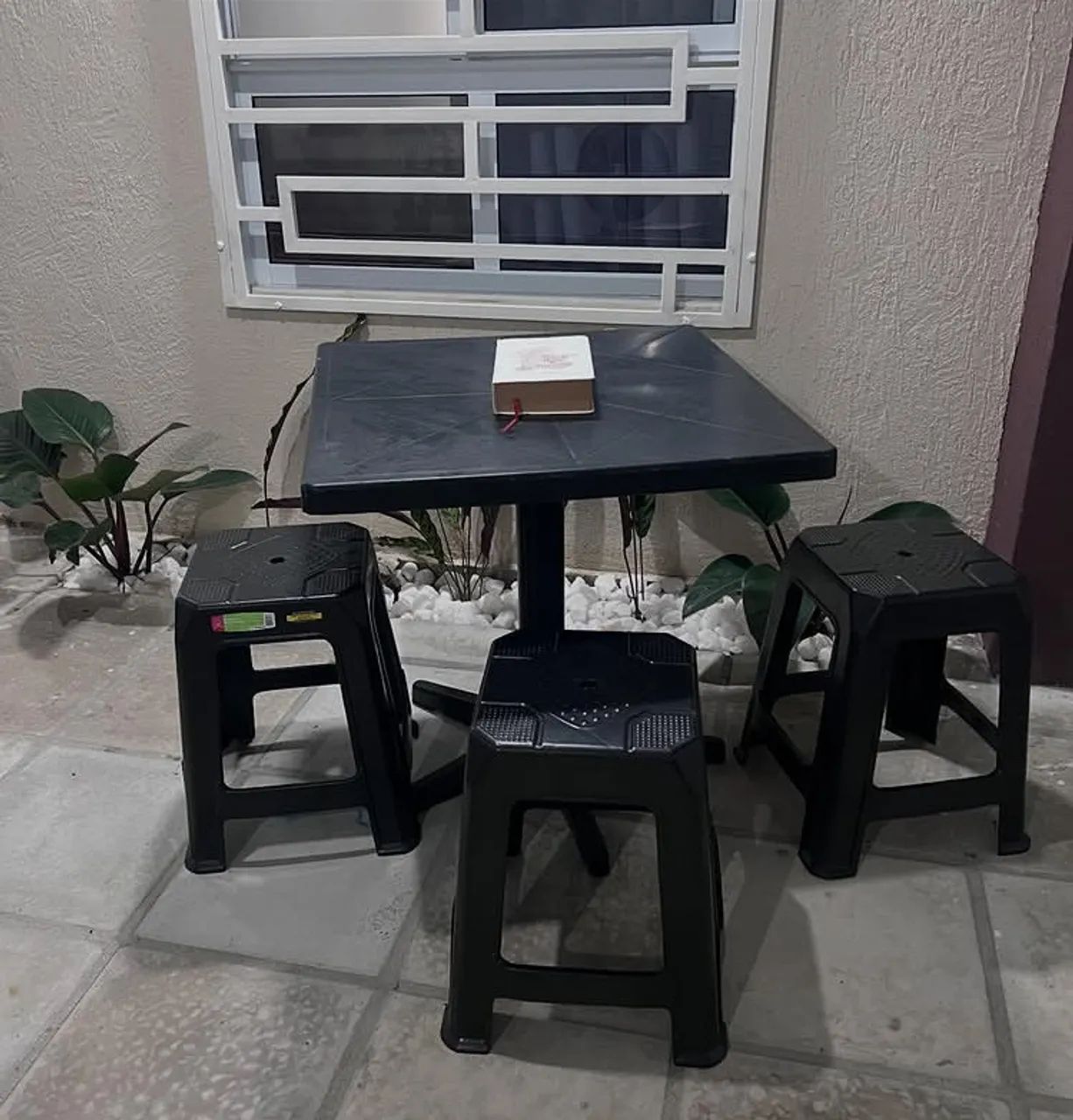 Mesa + 3 banquetas 