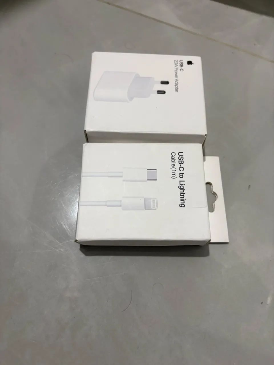 Cabo + fonte Apple (até iPhone 14)