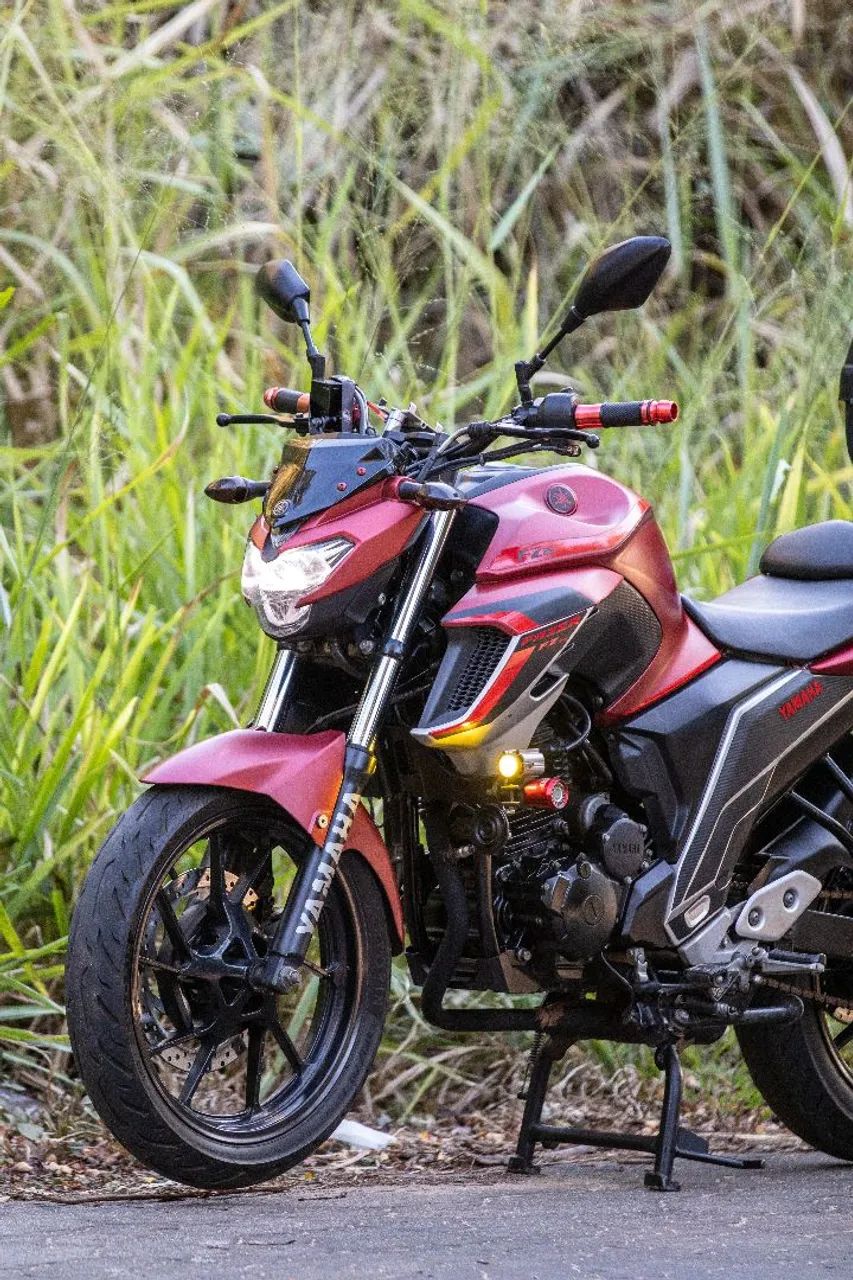 Fazer 250 com acessórios