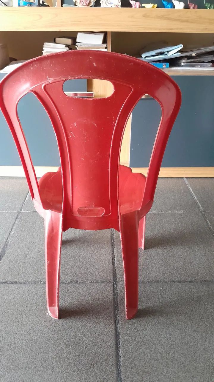 Cadeira de Plástico Infantil Vermelha  - Foto 2