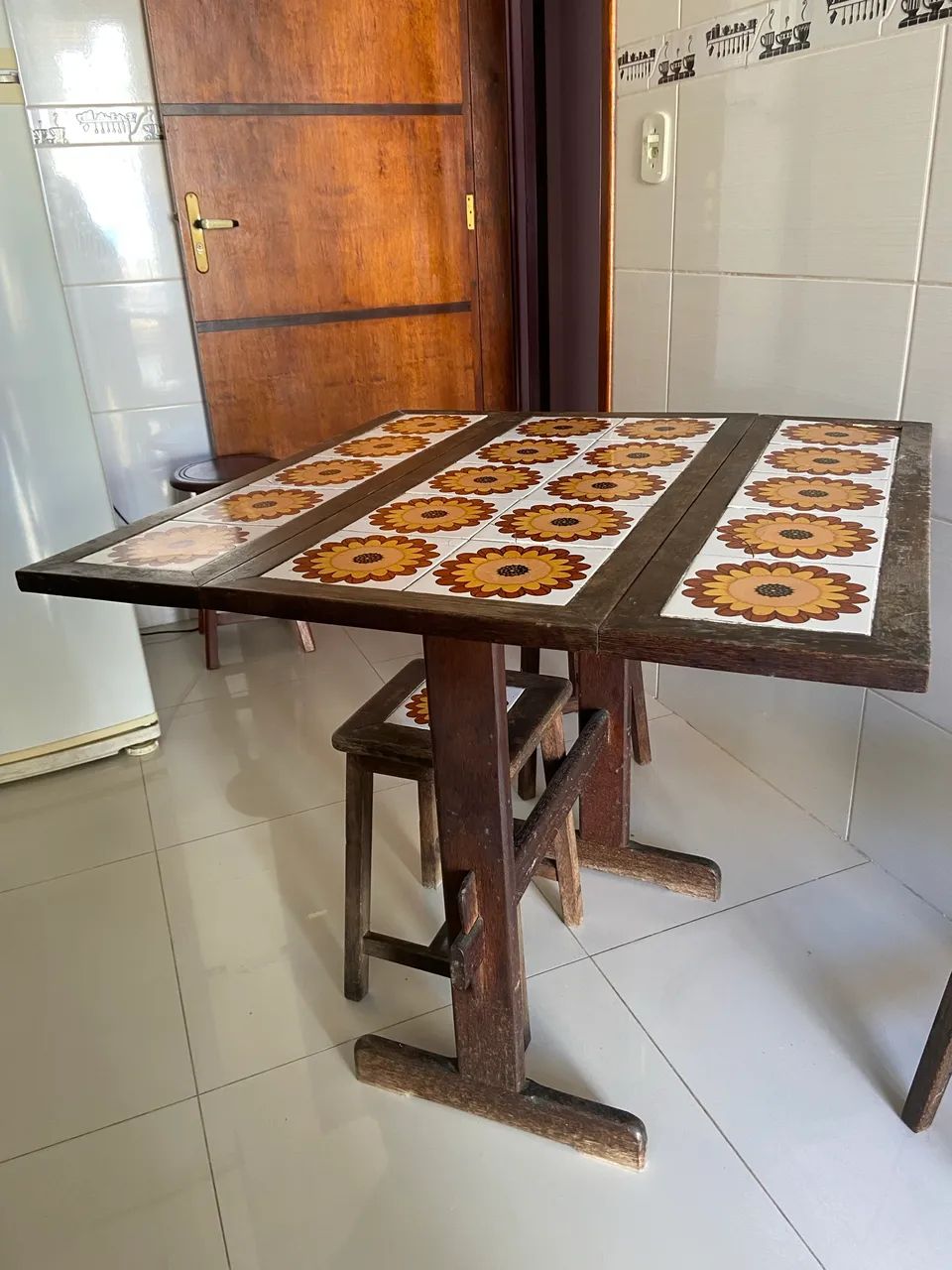 Mesa Madeira com 3 banquinhos  - Foto 3