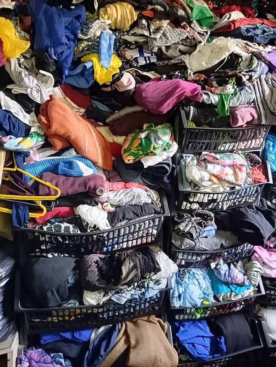 Lote de roupas variadas para brechó com 50 peças  - Foto 4