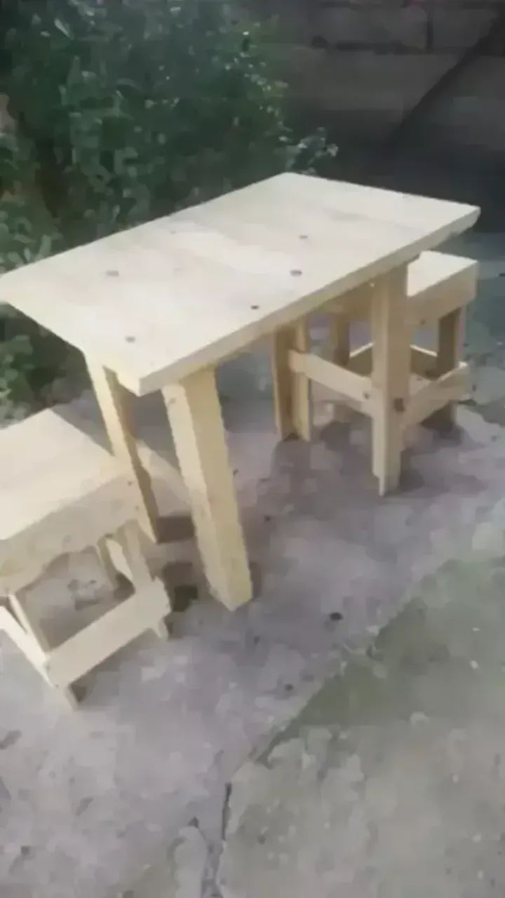 Mesa para bar toda parafusada e pregada com dois banquinhos