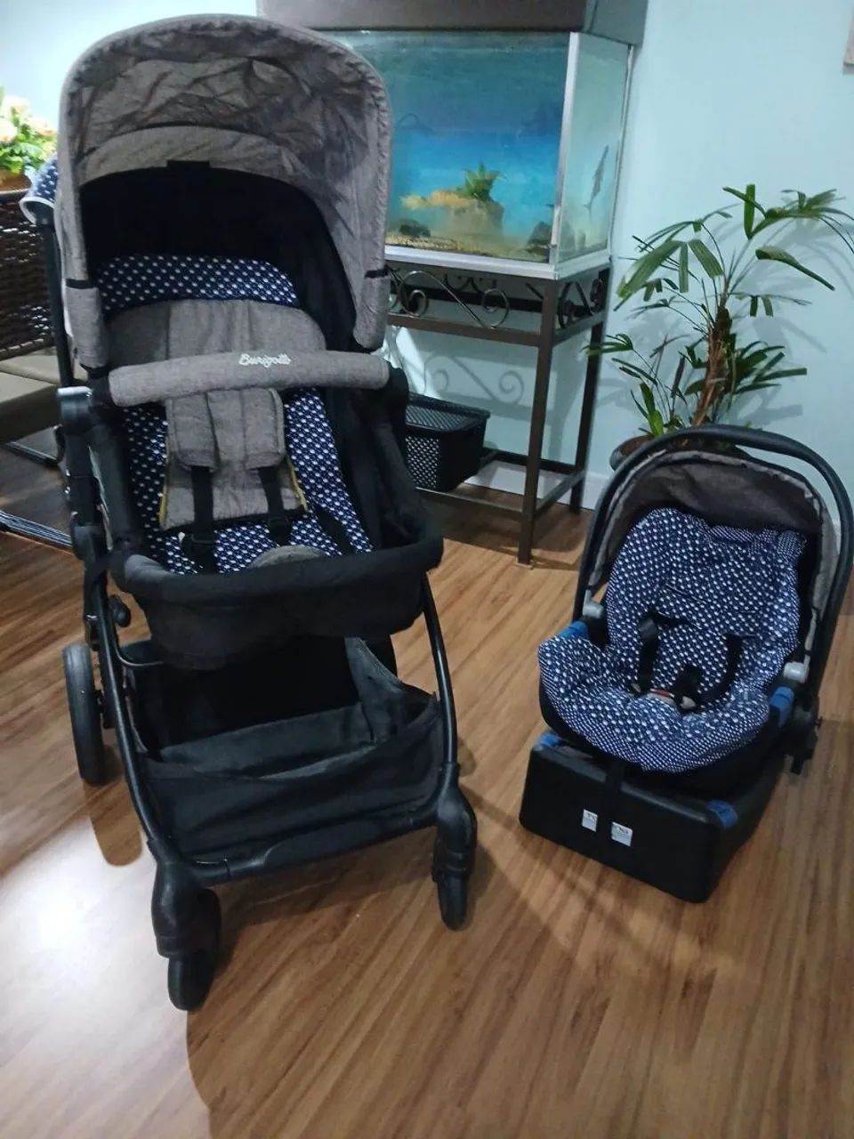 Carrinho de bebê e Bebê Conforto com banheira e suporte  - Foto 2