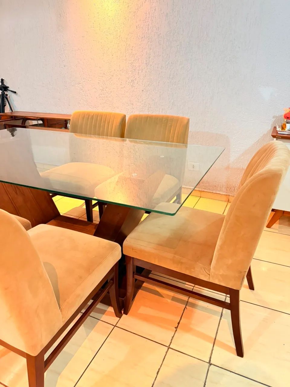 MESA DE JANTAR COM TAMPO DE VIDRO E 6 CADEIRAS ESTOFADAS - Foto 2