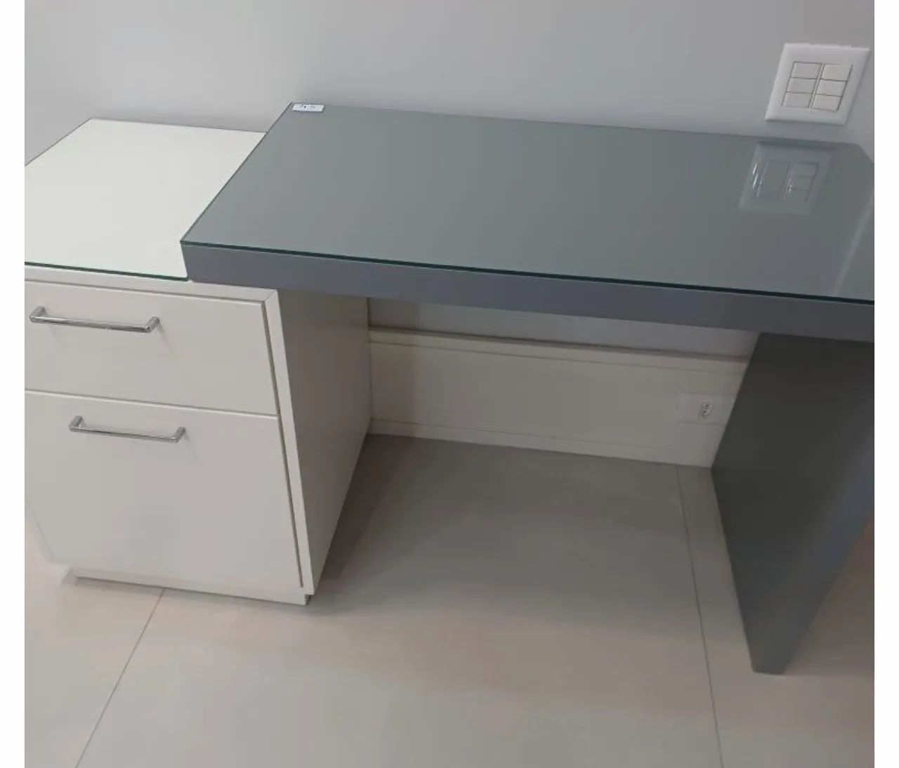 Mesa de estudo em laca cinza e branca 