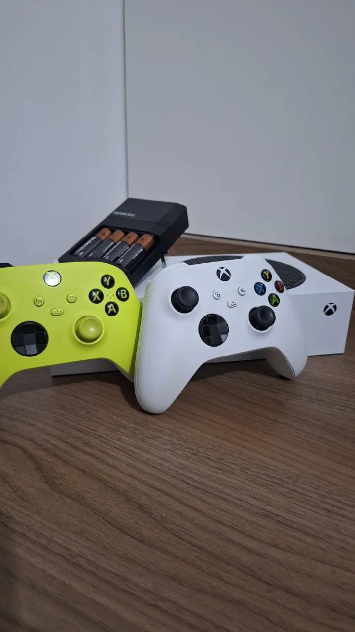 Xbox Series S com 2 controles e pilhas - Foto 2