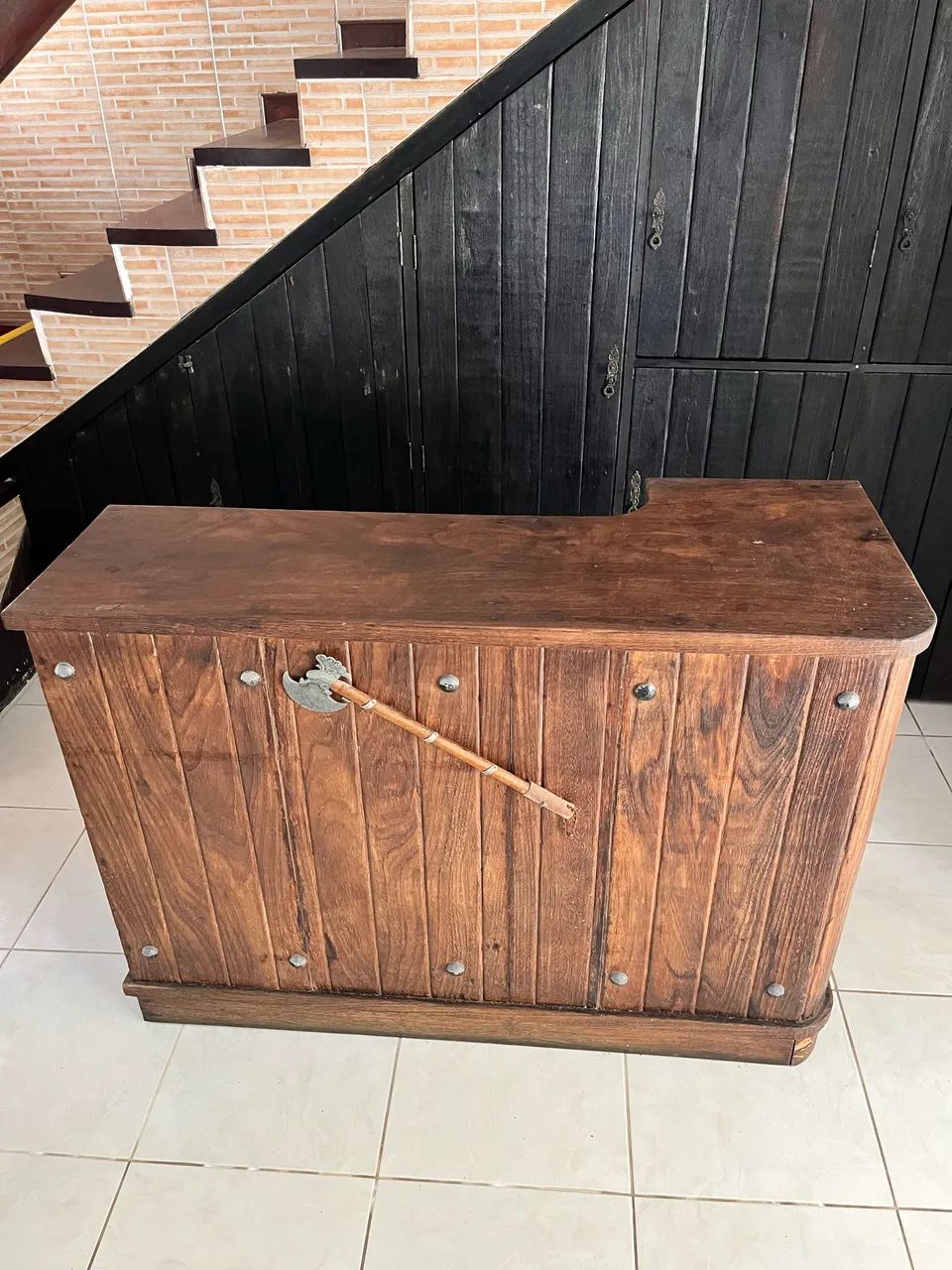 Bar rústico de madeira com 3 bancos 