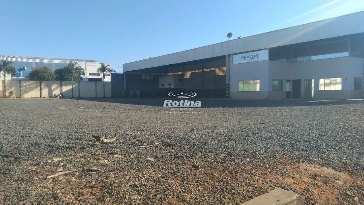 Galpão estilo garagem em área de 3.500m2