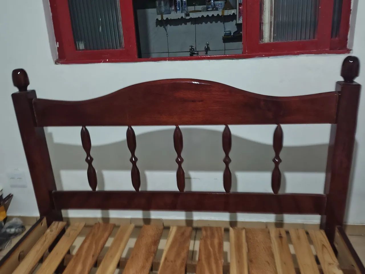 Cama de casal de madeira 