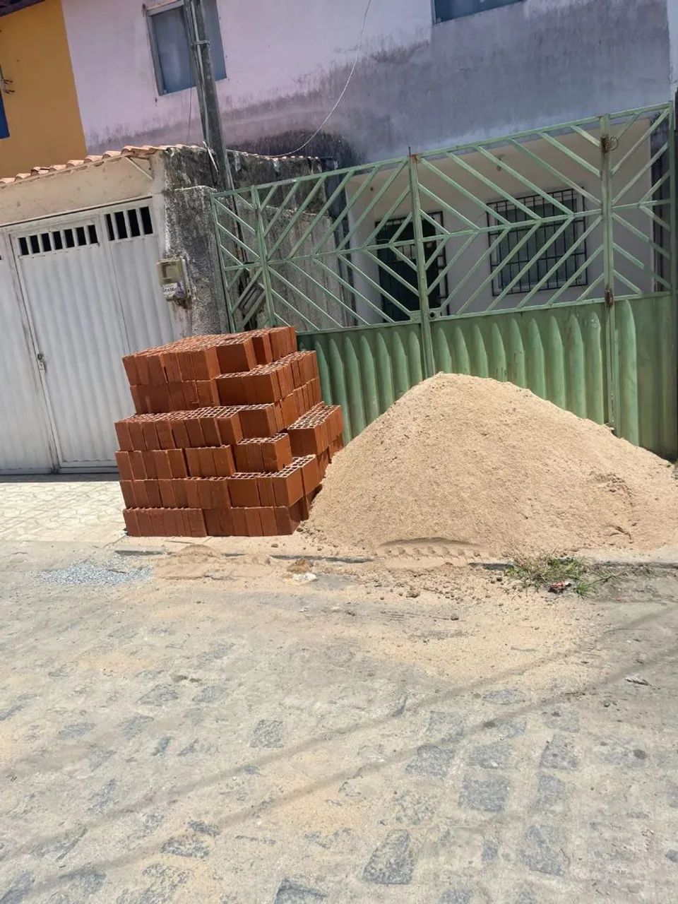 Eu Trabalho como pedreiro pintor servente  se precisa e só chama 
