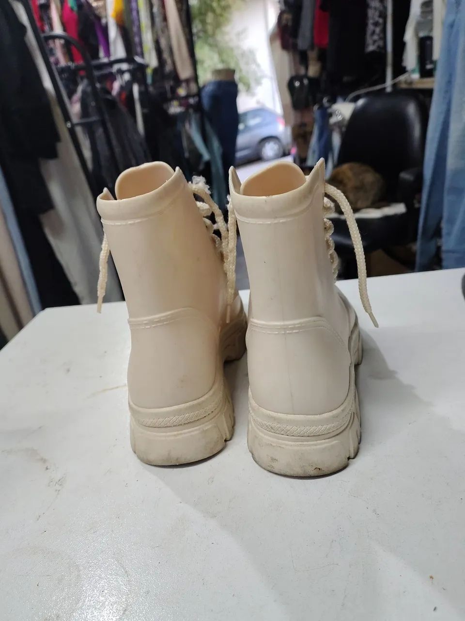 Bota de borracha estilo galocha com creme n33/34  - Foto 4