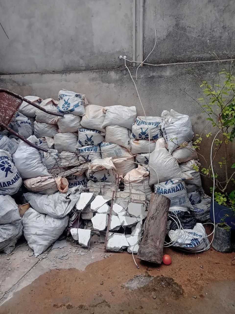 Entulho de construção para aterrar terreno.   - Foto 2