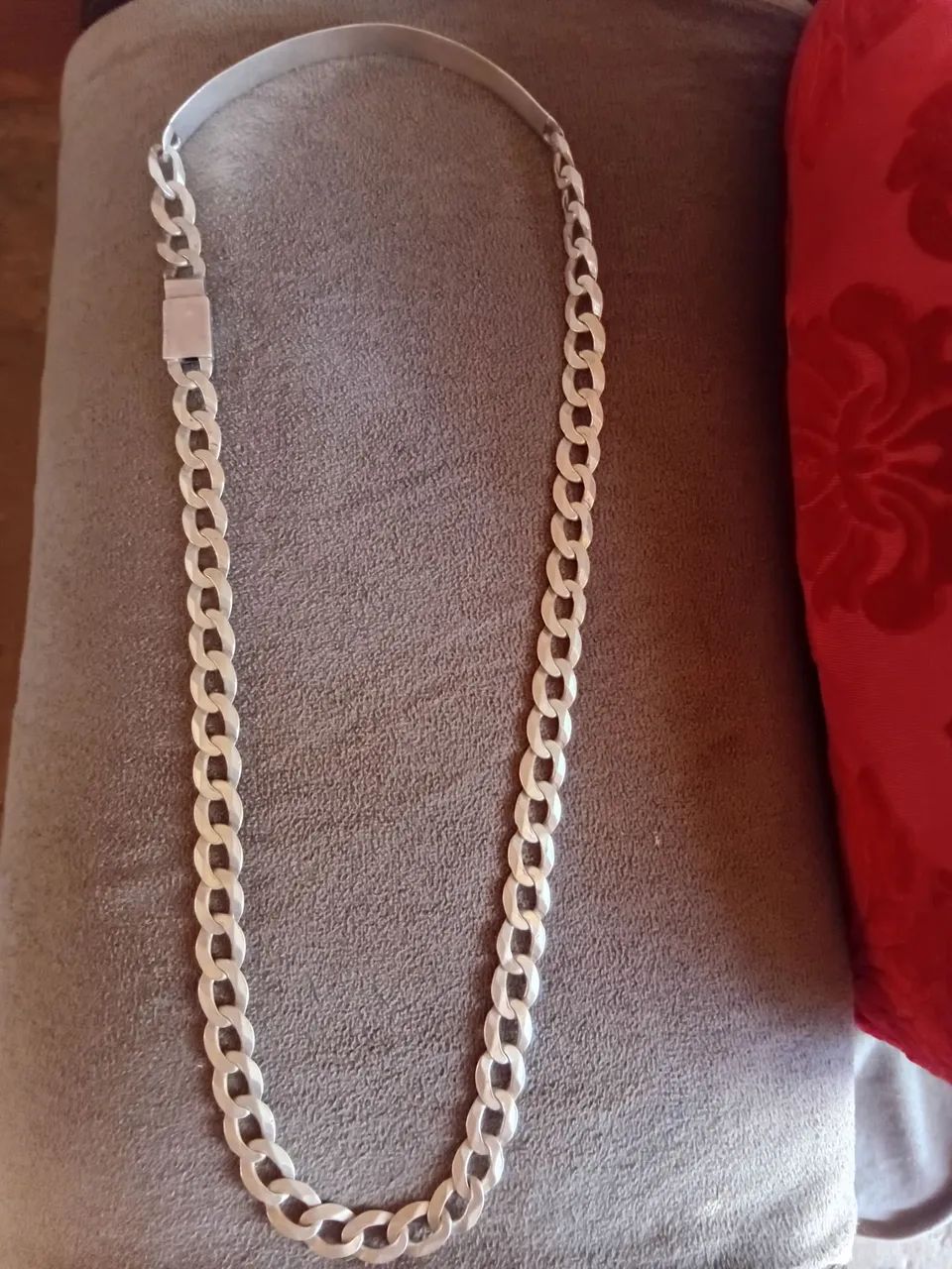 Vende se corente de prata 