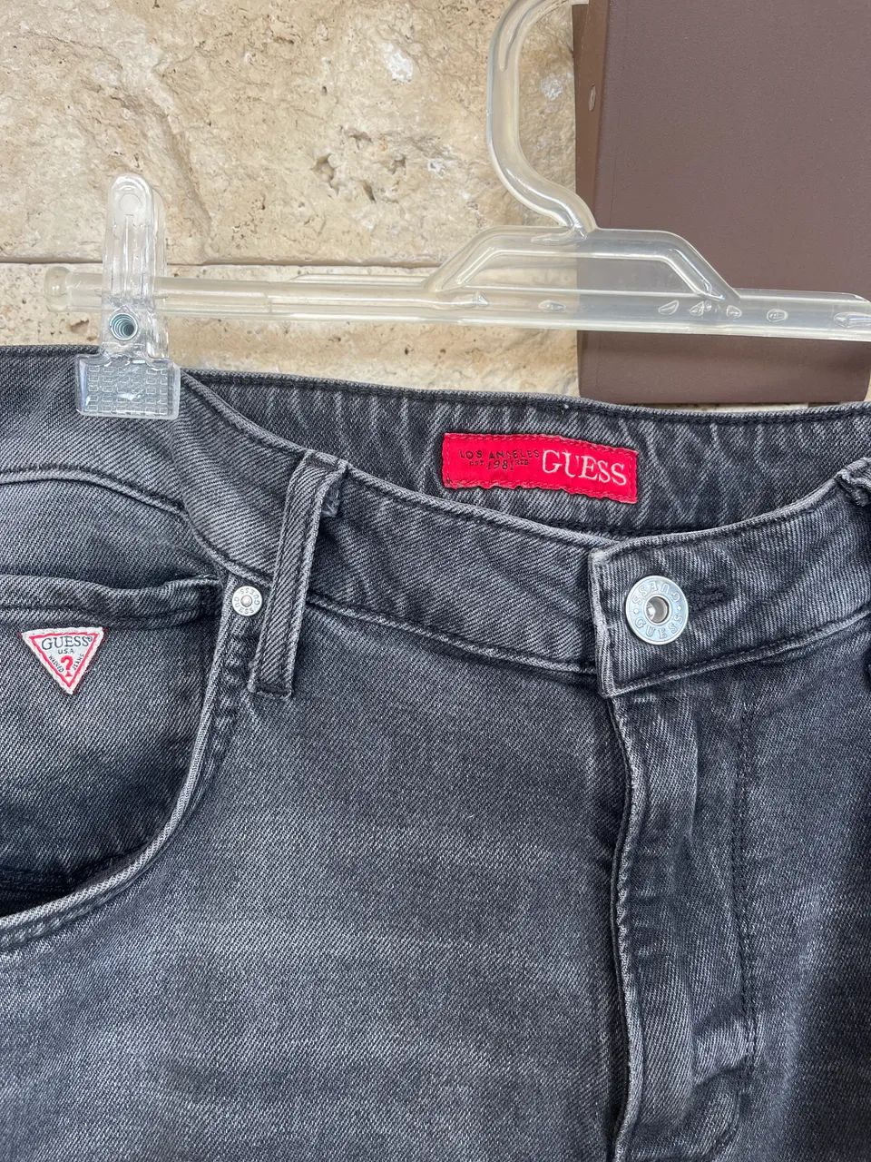 Calça jeans preta Guess, tamanho 44 - Foto 2