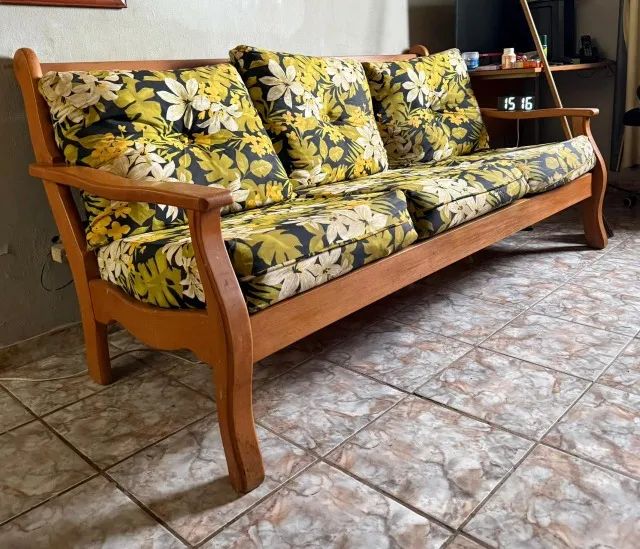 Sofá de madeira maciça 3 lugares  - Foto 2