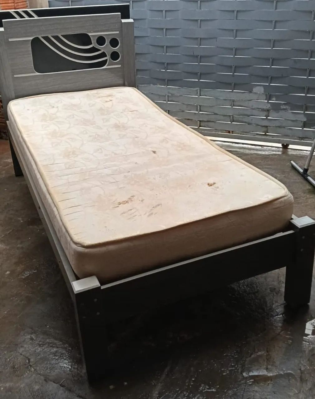 Cama de solteiro com colchão em bom estado 