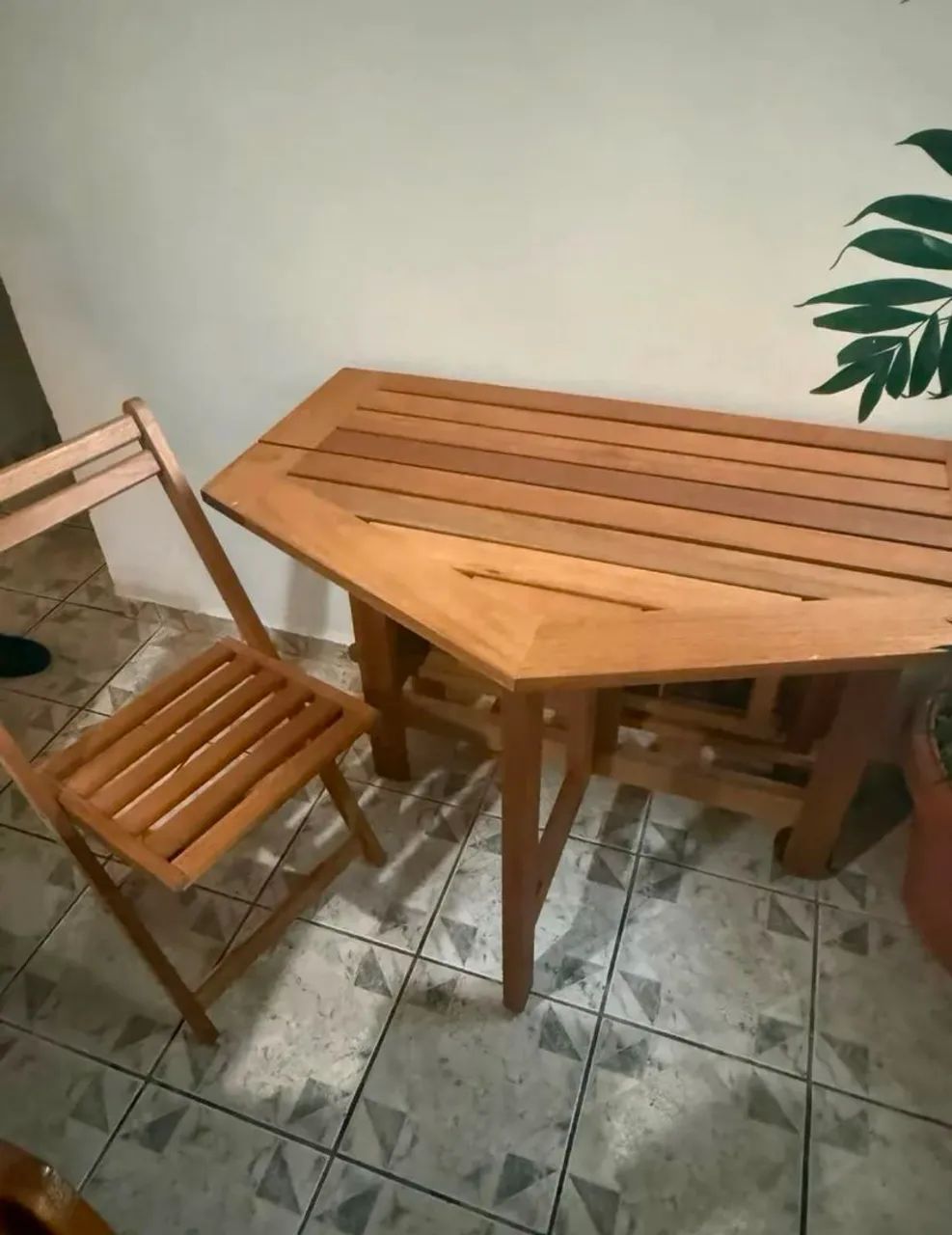 Mesa sextavada madeira maciça e 4 cadeiras - Foto 2