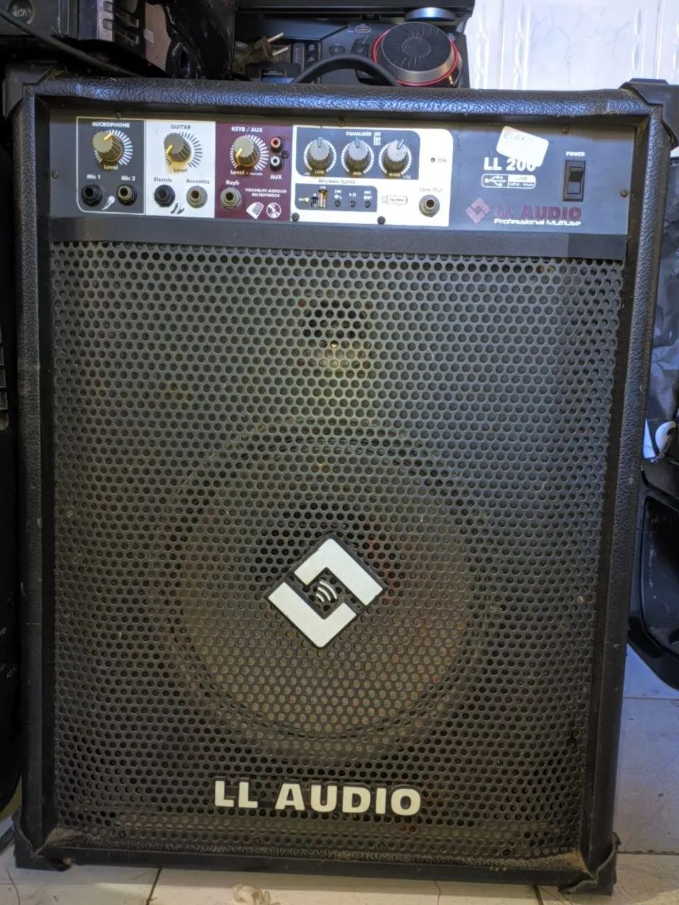 Vendo caixa de som amplificada com Bluetooth. 