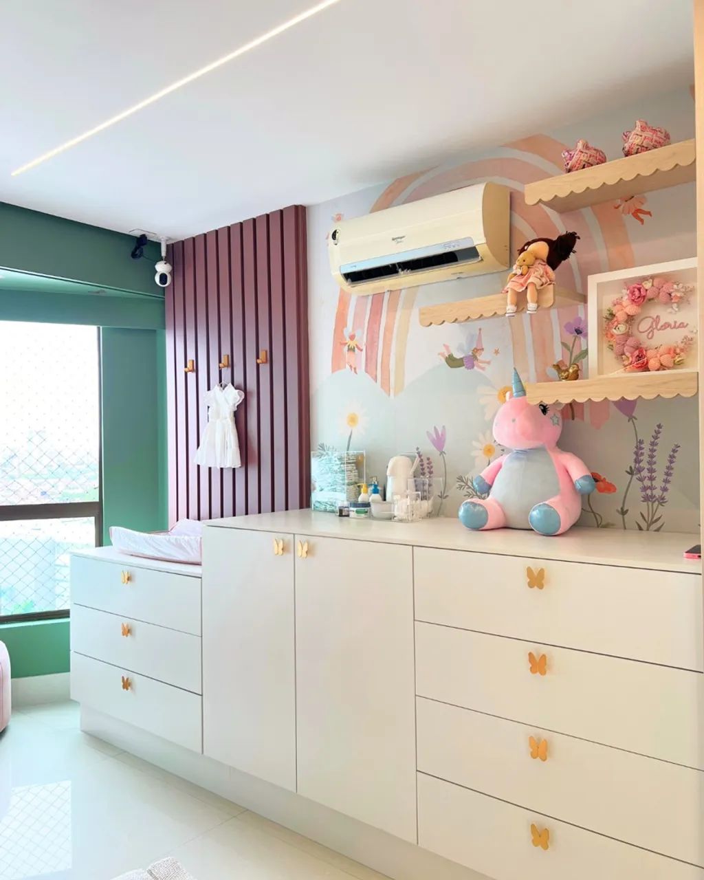 Cômoda com painel e prateleiras