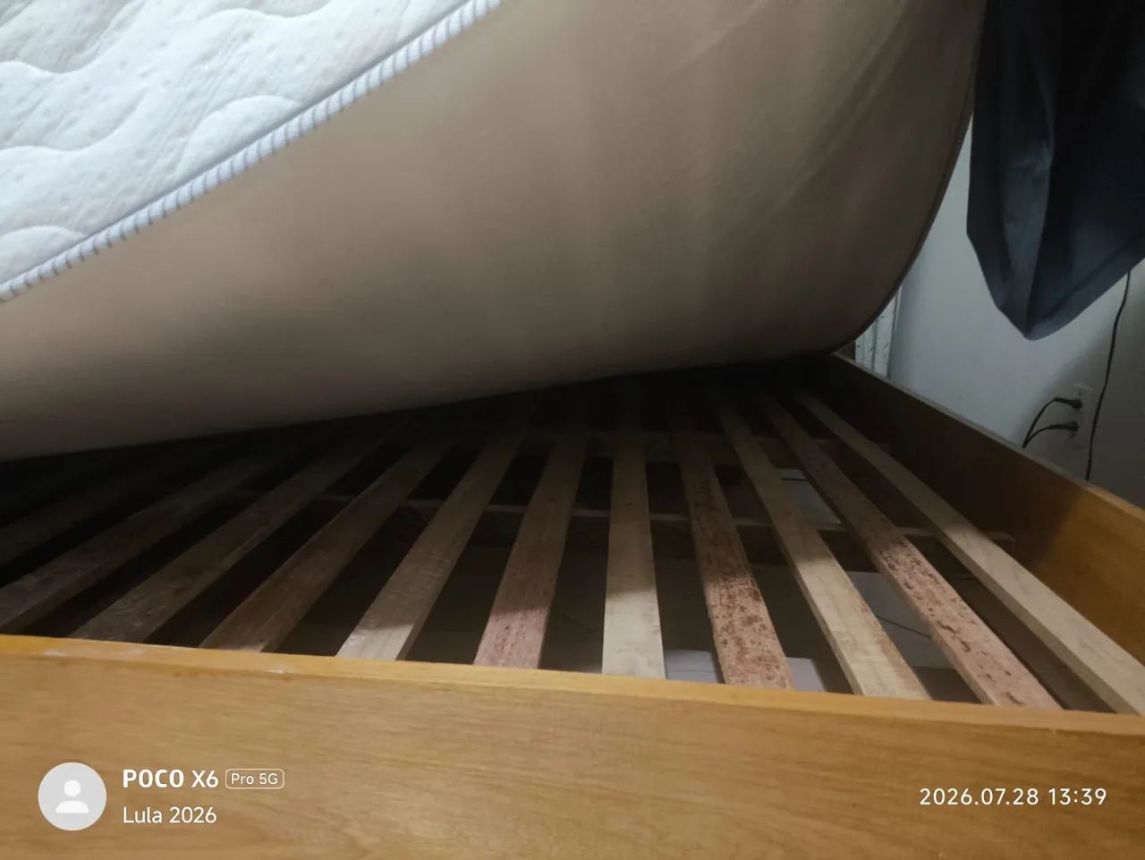 Cama flutuante madeira maciça KING com colchão  - Foto 4