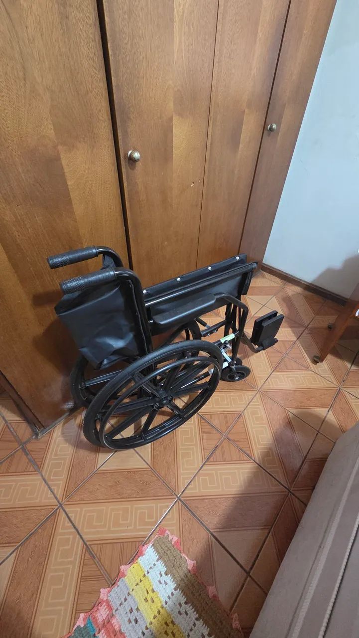 Cadeira de rodas em bom estado - Foto 2