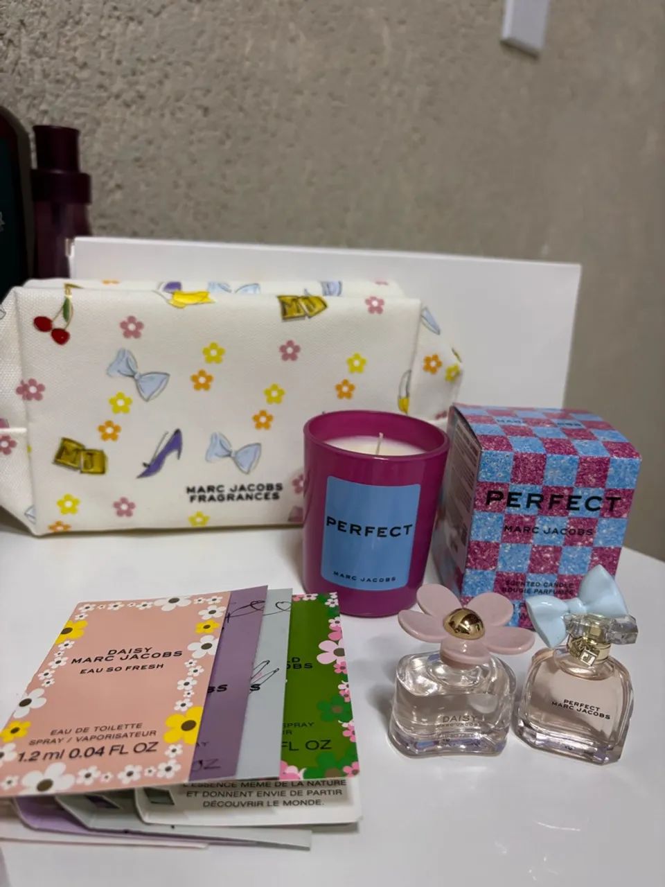 Kit Marc Jacobs Exclusivo | Nécessaire, Vela Perfumada e Mini Perfumes