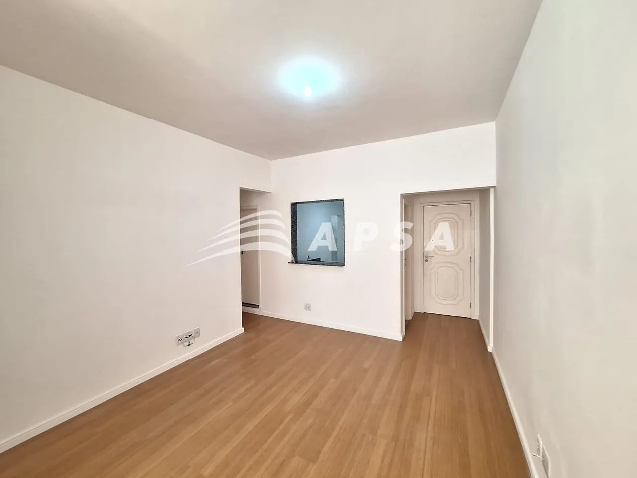 APARTAMENTO TOTALMENTE REFORMADO NO LEME, MODERNIZADO, GALERIA DE GRANDE CIRCULAÇAO DE PES - Foto 3
