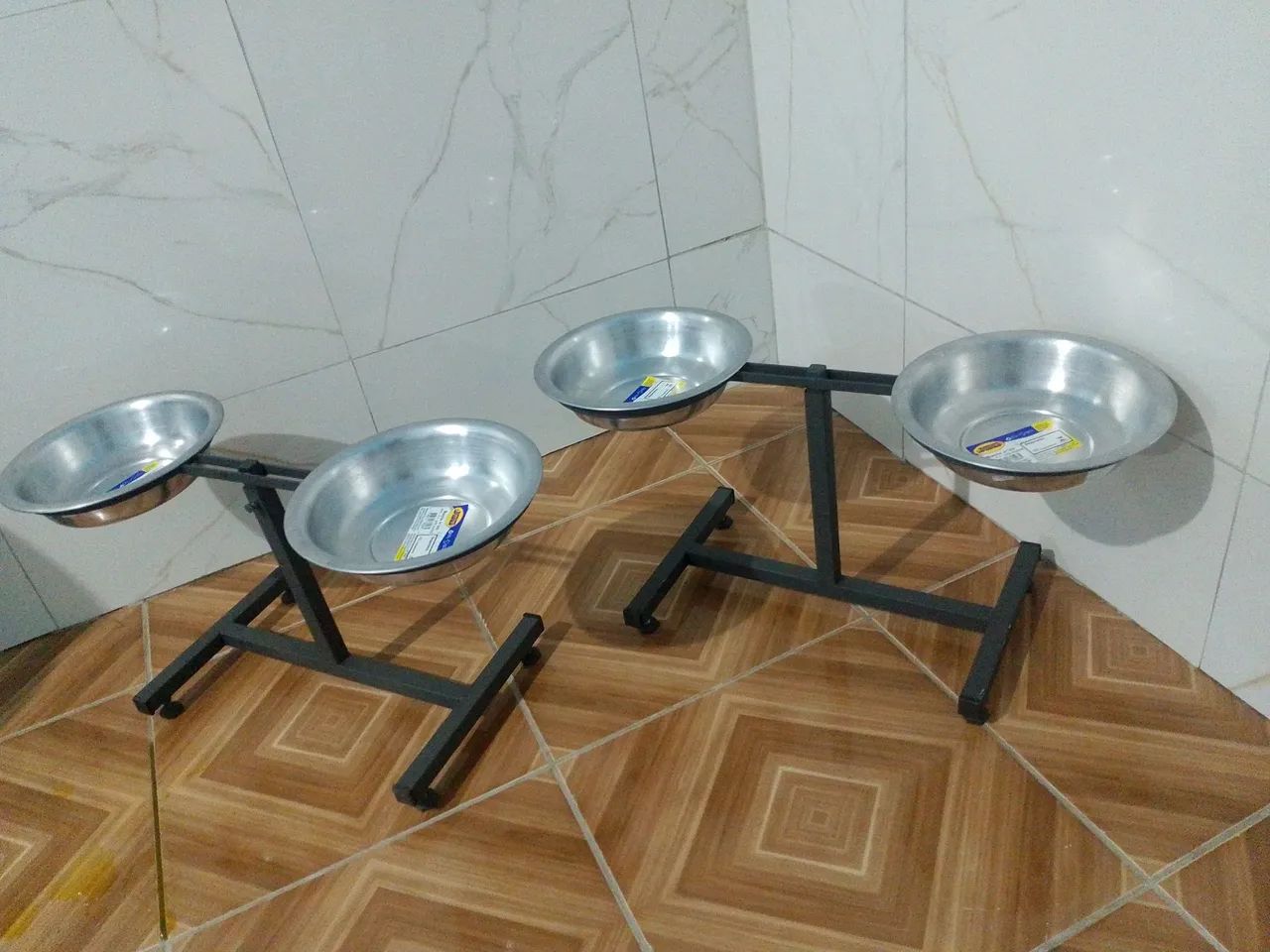 COMEDOURO ELEVADO DUPLO COM VASILHAS EM ALUMÍNIO 