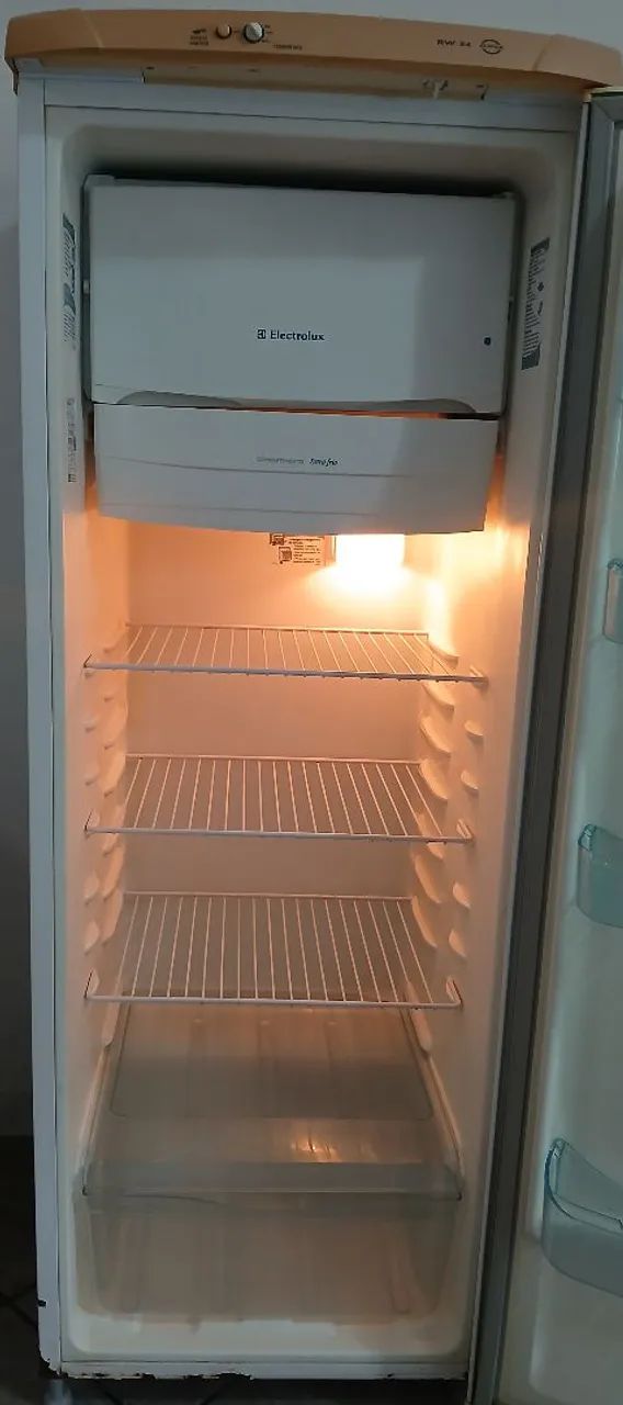 Geladeira Electrolux 262L 220V com Dispenser - COM DEFEITO - Foto 3