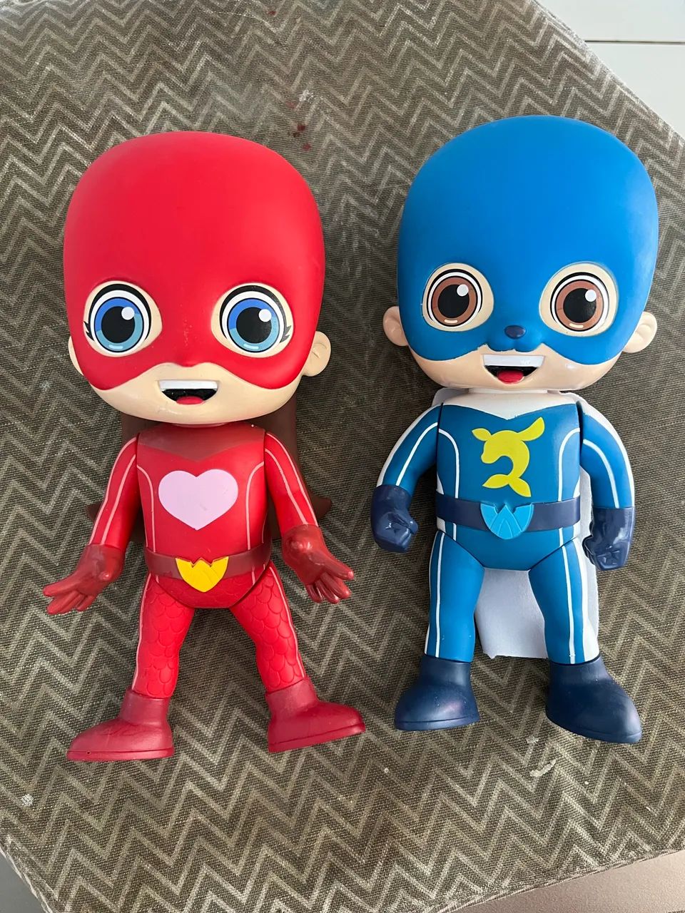 Bonecos Luccas Neto e Gi (Super Foca e Super Sereia) - Foto 3