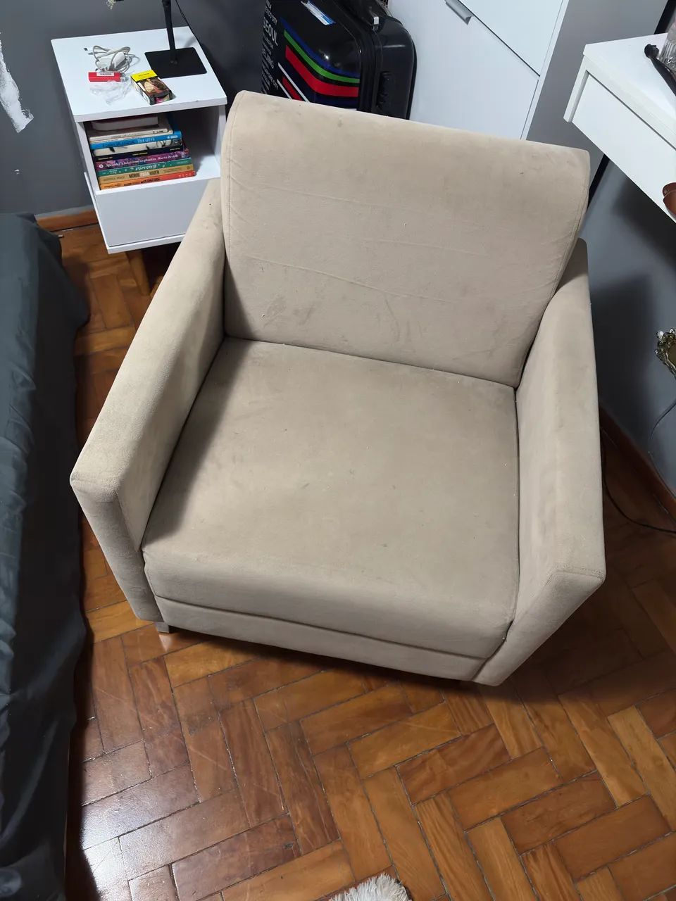 Poltrona em suede bege